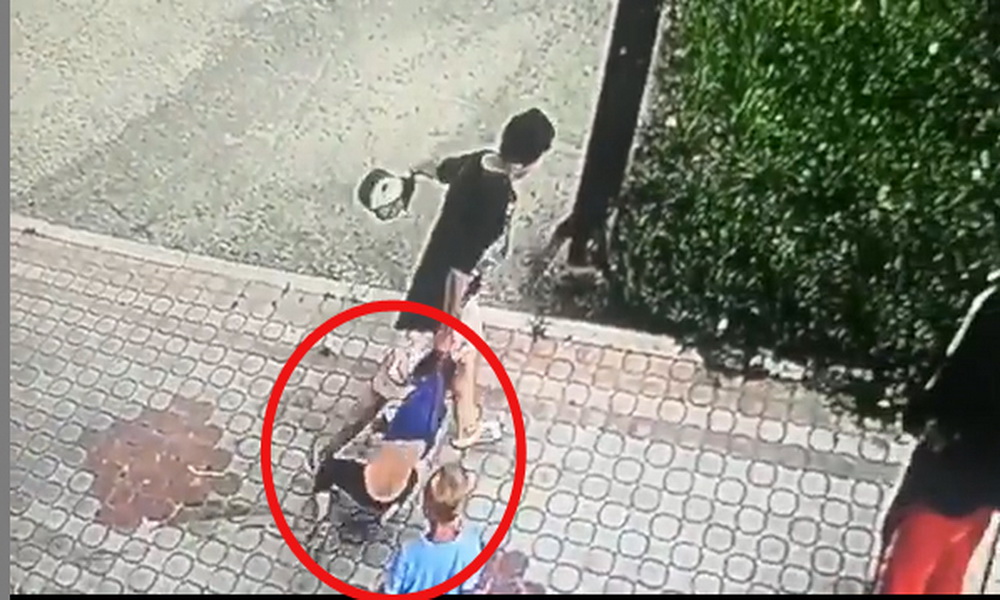 Dondurma istədiyi üçün uşağı yerlə sürüdü, kolluğa atdı - VİDEO