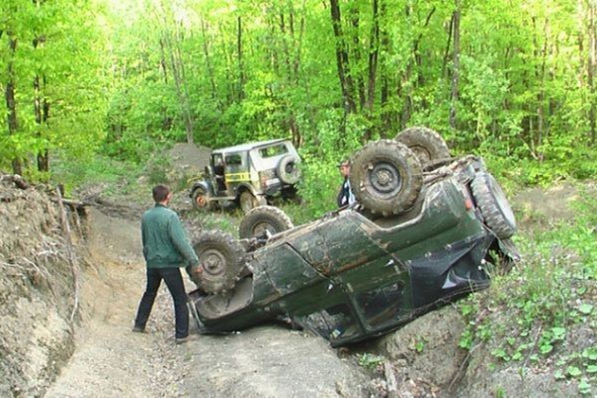 Lerikdə "UAZ" dərəyə aşdı - Sərnişin və 1 yaşlı oğlu öldü