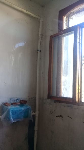 Sakinlər narahatdır: Qəzalı vəziyyətdə olan binanı su basıb - FOTO