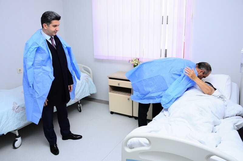 Naftalanlı iki şəhid anası xəstəxanada ziyarət edilib - FOTOLAR