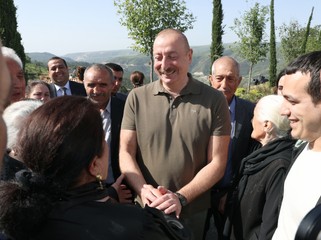Dövlət başçısı Laçın şəhərinə qayıdan əhali ilə görüşüb, evlərin açarlarını onlara təqdim edib - FOTOLAR