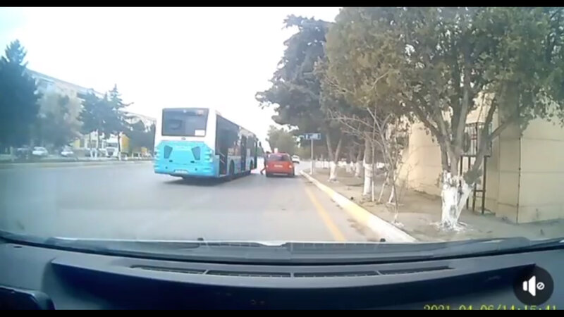 Avtobus sürücüsünün məsuliyyətsizliyi qəzaya səbəb oldu – VİDEO 