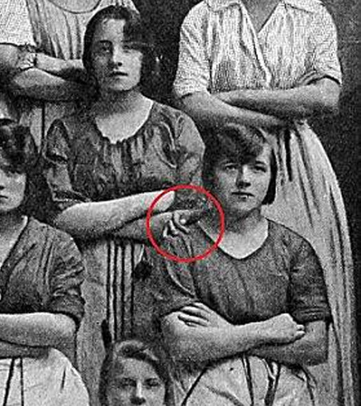 1900-cu ilə aid şəkildəki qeyri-adi detal görənləri qorxutdu - FOTO