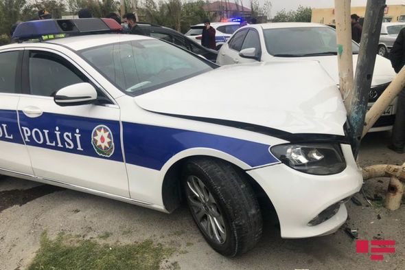 YPX avtomobili qəzaya düşüb, polis əməkdaşı xəsarət alıb – FOTO