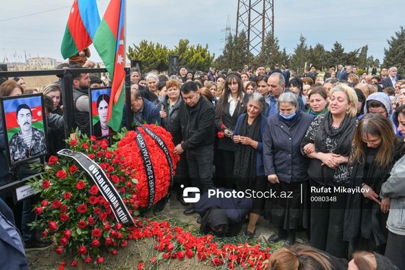 Xocalıda kütləvi məzarlıqda tapılan ər-arvadın qalıqları dəfn edilir - FOTOLAR