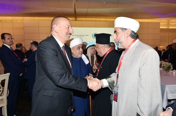Dünya dini liderlərinin II Bakı Sammitinin iştirakçılarının şərəfinə ziyafət verilib - FOTO