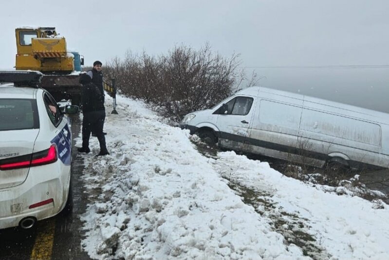 Qarlı hava yol qəzalarına səbəb oldu - FOTO