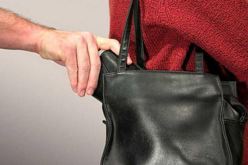 Metroda qadının telefonunu oğurlayan şəxs saxlanıldı