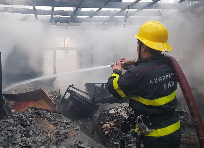 Göyçayda iki ev birdən yandı