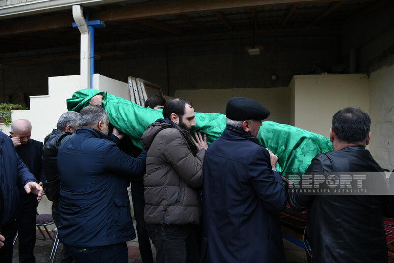 Bakıda avtomobillə vurularaq öldürülən alim dəfn olundu - FOTO