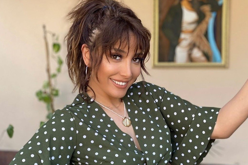 Karantin rejimini pozmayan Günay evdə fotosessiya etdirdi