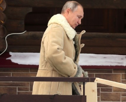 Putin xaç suyuna girdi - VİDEO