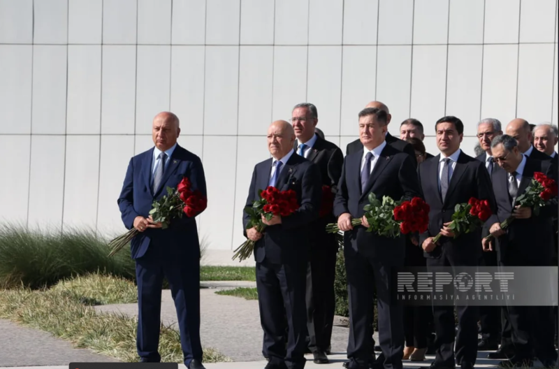 Dövlət və hökumət rəsmiləri Bakıdakı Zəfər parkında - FOTOLAR