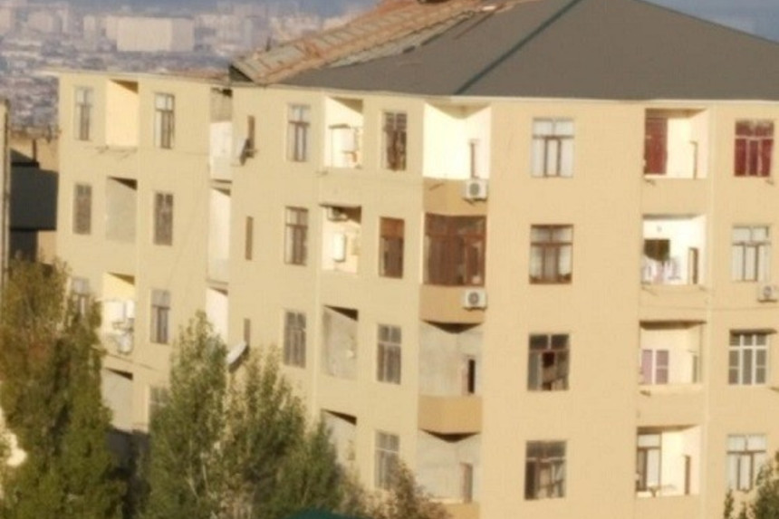 Bakıda külək binanın dam örtüyünü uçurub - FOTOLAR
