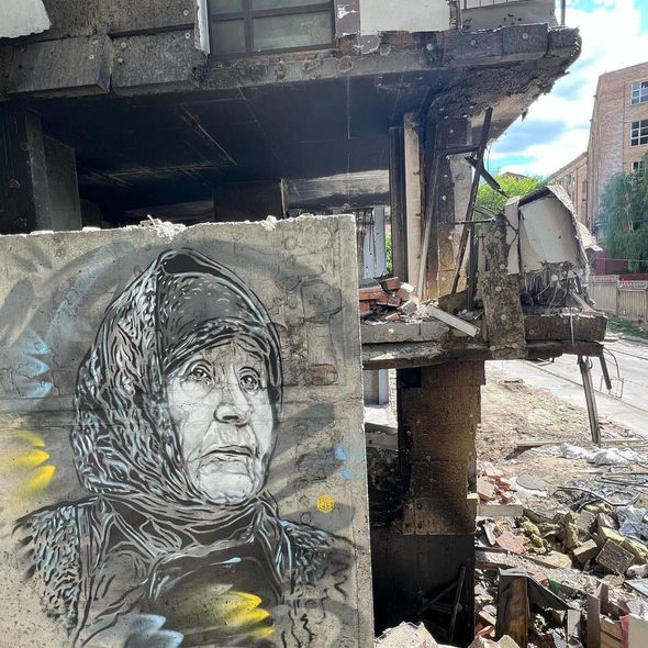 Ukraynadakı müharibənin həqiqətlərini fırçaları ilə divarlara həkk etdilər - FOTO