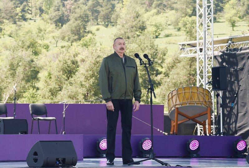 İlham Əliyev Şuşada xan qızı Natəvanın sarayına baxış keçirib
