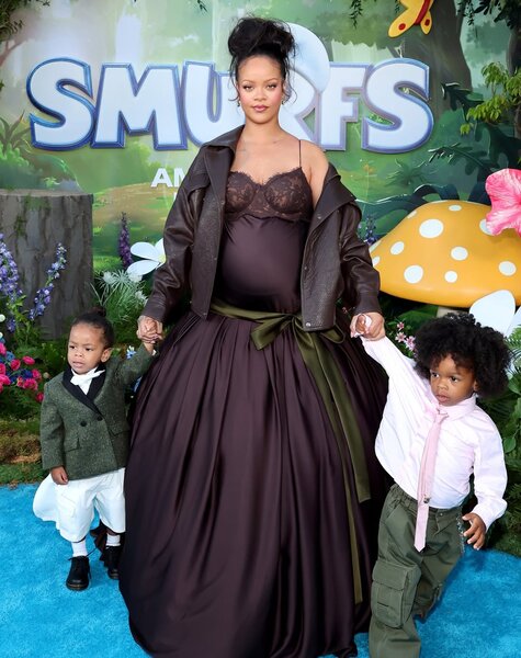Rihanna övladları ilə qırmızı xalıda - FOTOLAR