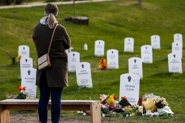ABŞ-da polis tərəfindən qətlə yetirilənlər üçün mavzoley: Adlarını de - FOTO