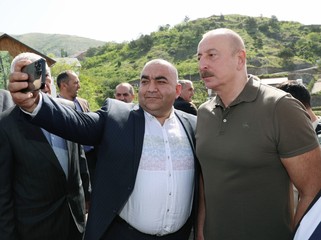 Dövlət başçısı Laçın şəhərinə qayıdan əhali ilə görüşüb, evlərin açarlarını onlara təqdim edib - FOTOLAR