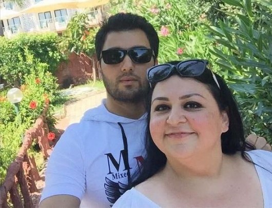 Hələ də qapı doyüləcək, gələcəksən deyə gözləyirəm