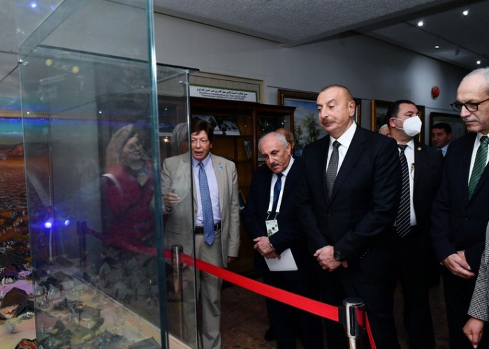 Prezident Əlcəzairdə Şəhidlər abidəsini və Milli Mücahidlər Muzeyini ziyarət etdi - YENİLƏNİB / FOTOLAR
