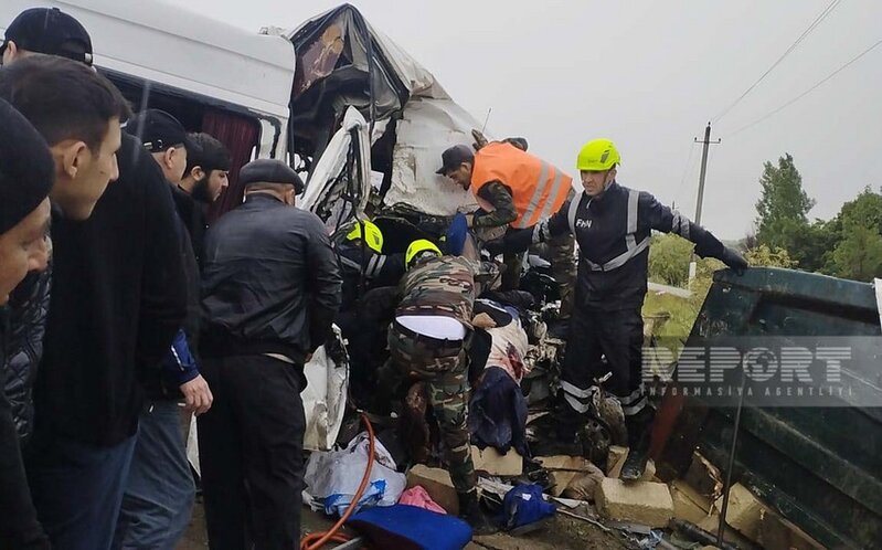 Azərbaycanda mikroavtobus 'KamAZ'a çırpıldı - Ölən və yaralananlar var