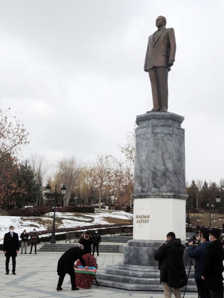 Əli Əsədov Ankarada Heydər Əliyev parkını ziyarət etdi - FOTO