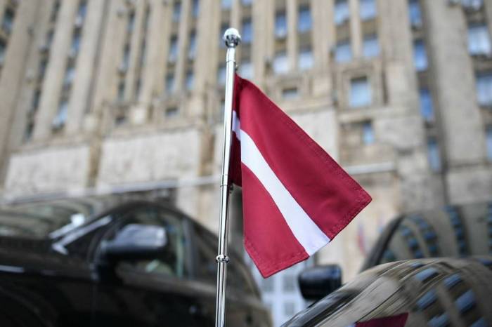 Latviya Rusiya vətəndaşlarını ölkədən çıxarır