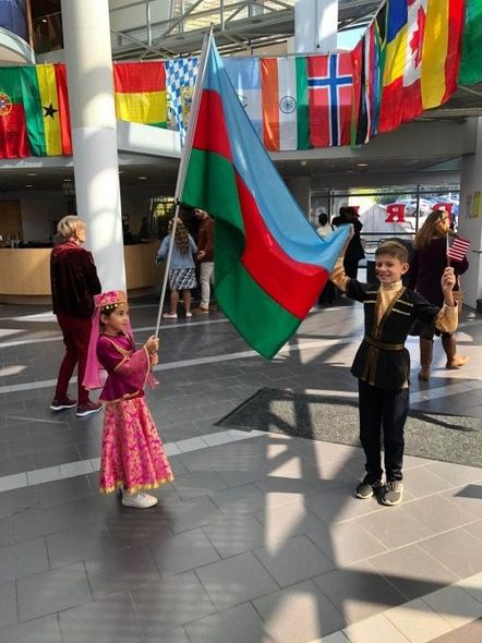 ABŞ-da 10 yaşlı azərbaycanlı təhsildə xüsusi müvəffəqiyyətlərinə görə Prezident mükafatı alıb - FOTO