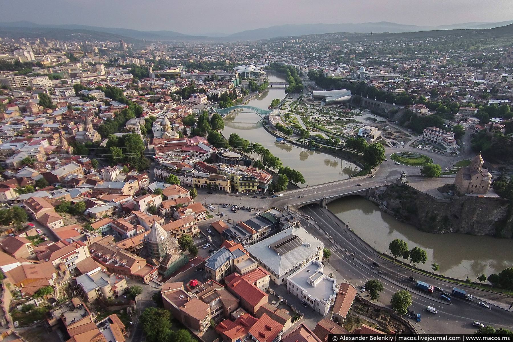 Tbilisi teleqülləsi Azərbaycan bayrağının rəngləri ilə işıqlandırılıb - FOTO