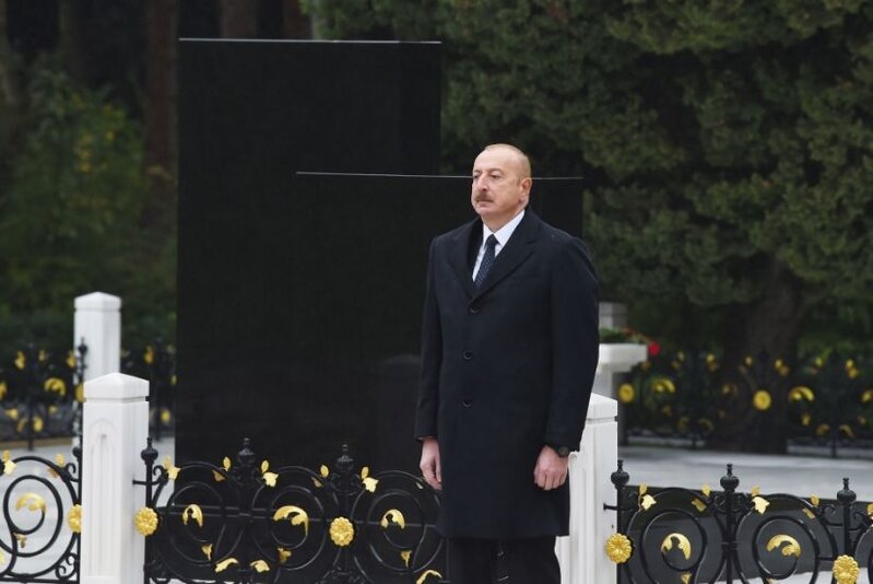 Prezident Ümummilli Lider Heydər Əliyevin məzarını ziyarət etdi - YENİLƏNDİ
