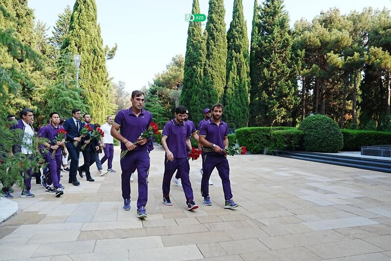 Olimpiya çempionları Ümummilli Lider Heydər Əliyevin məzarını ziyarət etdilər