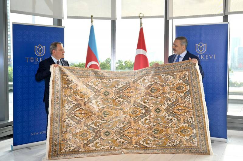 Hakan Fidana Qarabağ xalçası hədiyyə edildi