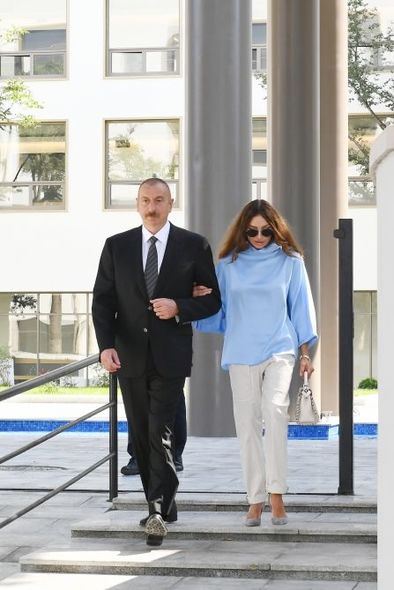 İlham Əliyev və Mehriban Əliyeva UNEC-in yenidən inşa olunan korpusunun açılışında - YENİLƏNİB + FOTO