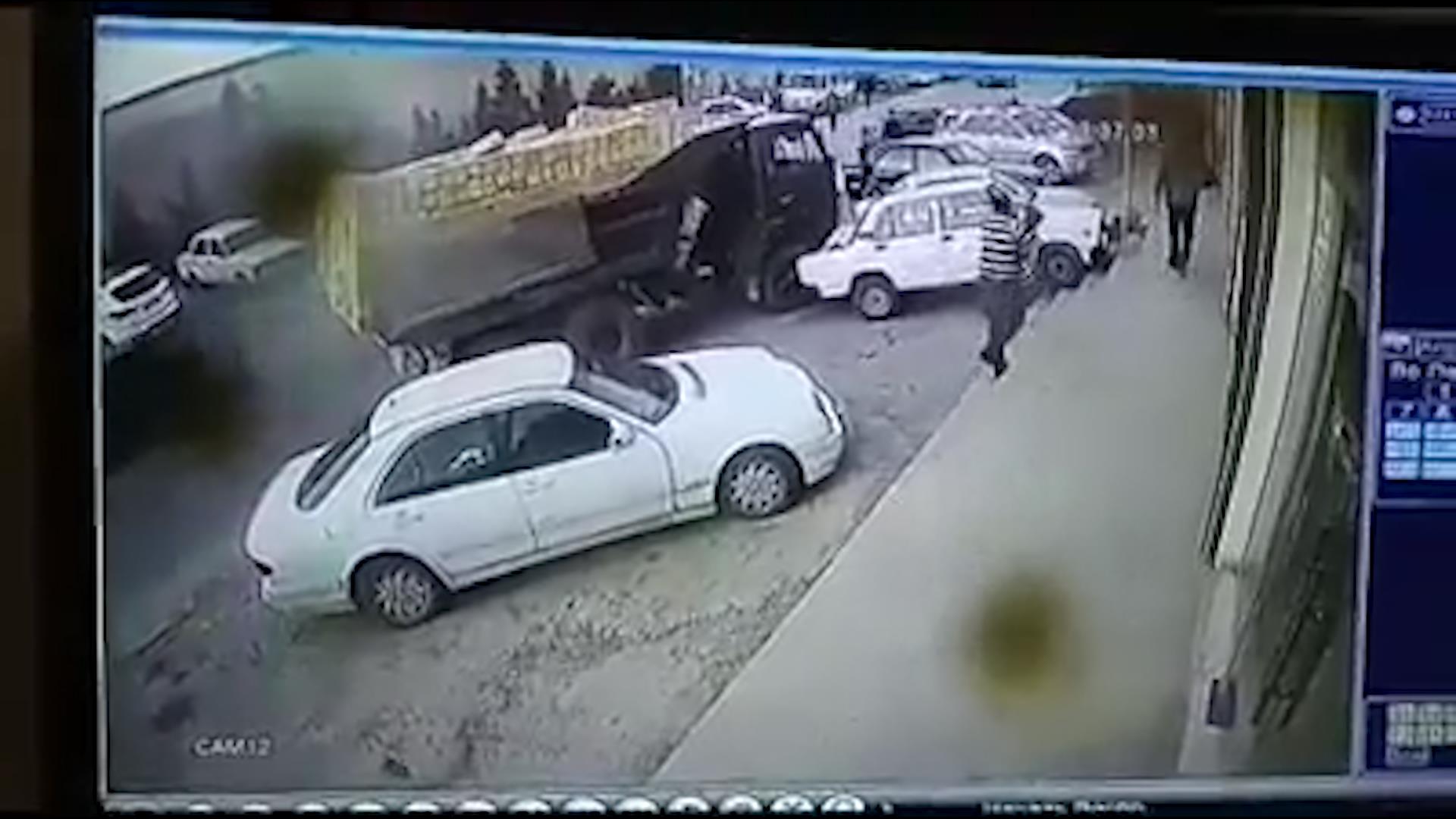 "Mercedes" qəfil manevr etdi, "KamAZ" park edilmiş avtomobillərə çırpıldı - ANBAAN VİDEO