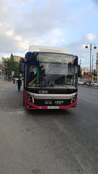 Bakıda sərxoş sərnişin avtobusun şüşəsini sındırdı - FOTO