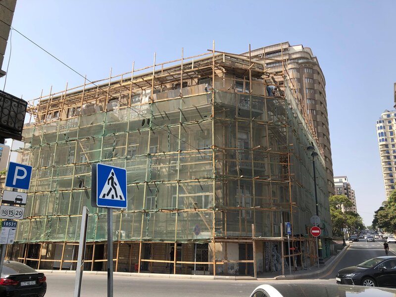 Bakıda təmir zamanı tarixi abidəyə zərər vuruldu, yağış suyu evlərə doldu - Fotolar