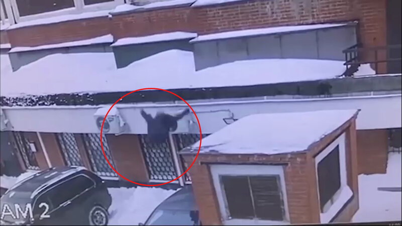 "Mən hələ sağam?" Rusiyada 14 yaşlı qız 13-cü mərtəbədən yıxıldı – ANBAAN VİDEO