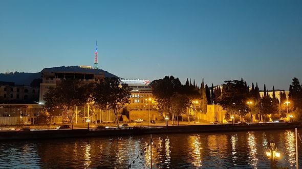 Tbilisi teleqülləsi Azərbaycan bayrağının rəngləri ilə işıqlandırılıb - FOTO