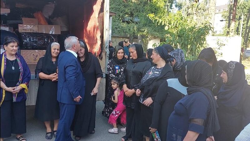 Şəhid anaları işdən çıxarılan icra başçısının evinə gəldi - FOTO - VİDEO