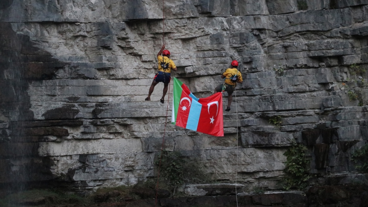 Türkiyəli alpinistlərin UNESCO-nun siyahısında olan şəlalədən Azərbaycana dəstəyi - FOTO/VİDEO