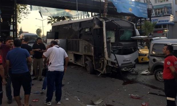 Türkiyədə polisləri daşıyan maşın belə bombalandı - VİDEO