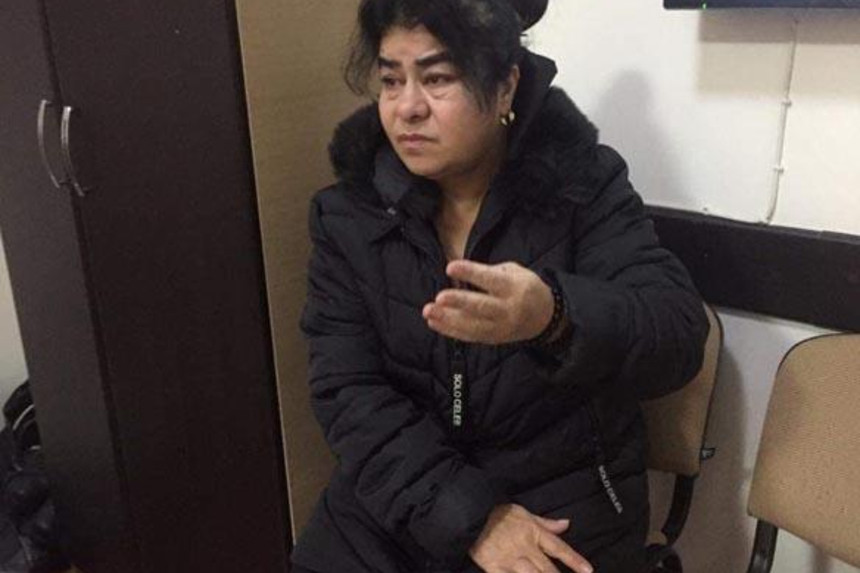 Məktəbdə uşaq oğurluğu ilə məşğul olduğu deyilən qadın polis idarəsinə gətirildi - FOTO