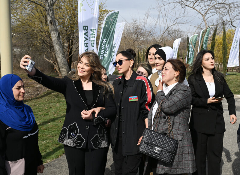 Prezident və xanımı Ağdərədə sakinlərlə – FOTOLAR