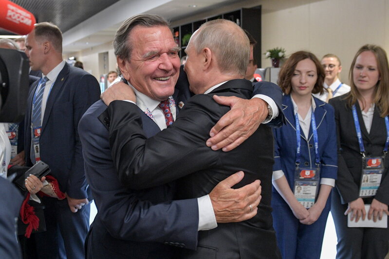Almaniyanın keçmiş kansleri Putinlə görüşdən sonra: 