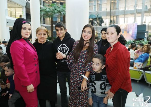 Leyla Əliyeva ixtioz, kəpənək və immundefisit xəstəliyindən əziyyət çəkən uşaqlarla görüşüb - FOTO