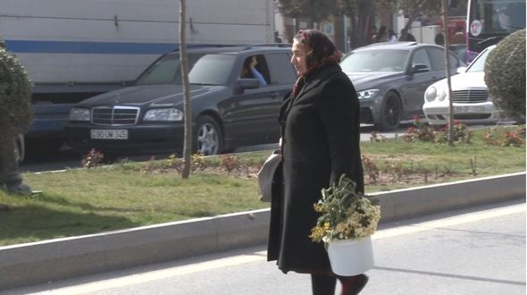 Sumqayıt polisi qayda pozan qadın sürücü və sərnişinləri saxlayıb mükafat verdi - FOTO 