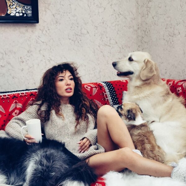 Dilarə Kazımova evində itləri ilə - FOTOLAR