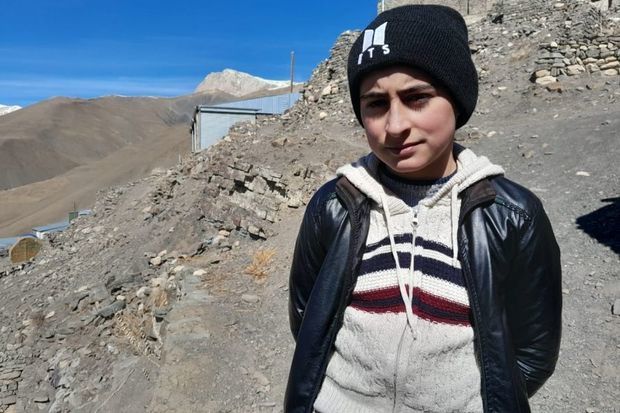 Turistlə ingilis dilində sərbəst danışan 13 yaşlı məktəbli ödənişsiz təhsil alacaq