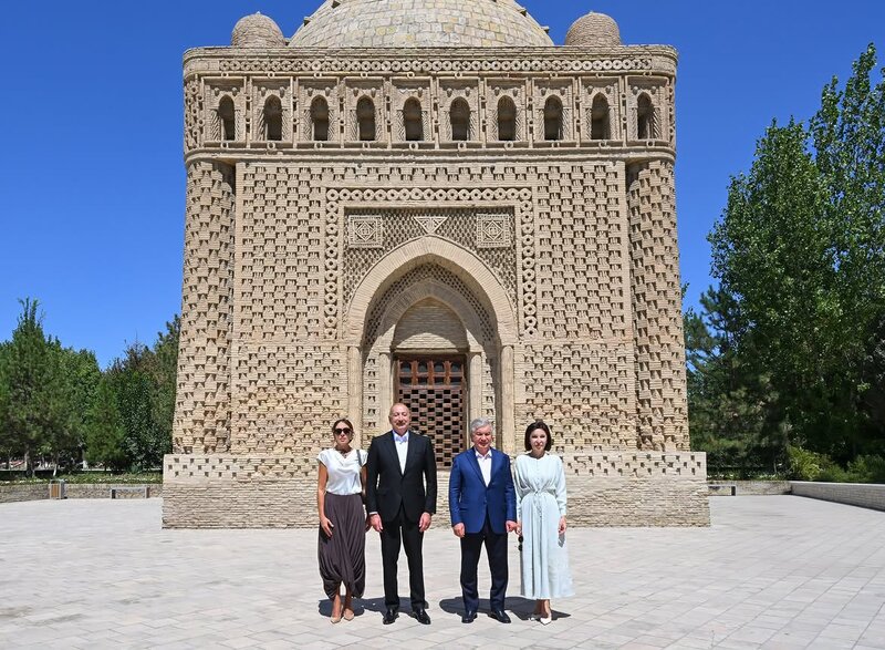 Prezident ailəsinin İsmayıl Samani türbəsindən - Fotoları